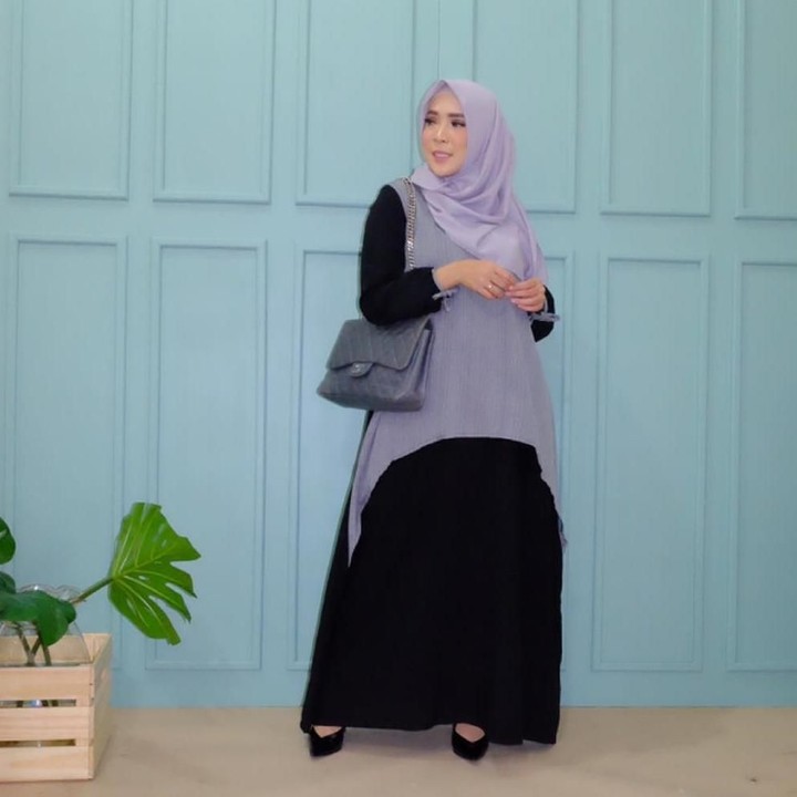 <p>Lain lagi dengan Fitri Tropica yang memilih <em>dress</em> hitam dengan sentuhan warna ungu di bagian atas. Penampilannya semakin memukau dengan hijab berwarna ungu. (Foto: Instagram @fitrop)</p>