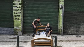 FOTO: Leha-leha Sejenak di Tengah Hiruk Pikuk Kota 'Sibuk'
