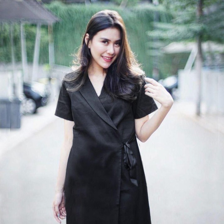 <p>Syahnaz Sadiqah yang diketahui tengah hamil anak kembar memilih mengenakan <em>wrap dress</em> hitam. Gaun midi itu pun terlihat pas di tubuh istri Jeje tersebut. (Foto: Instagram @syahnazs)</p>