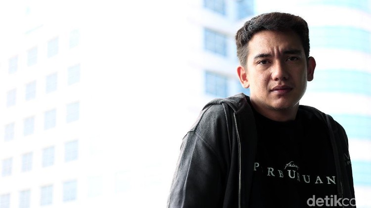 Adipati Dolken saat berkunjung ke kantor detikcom.