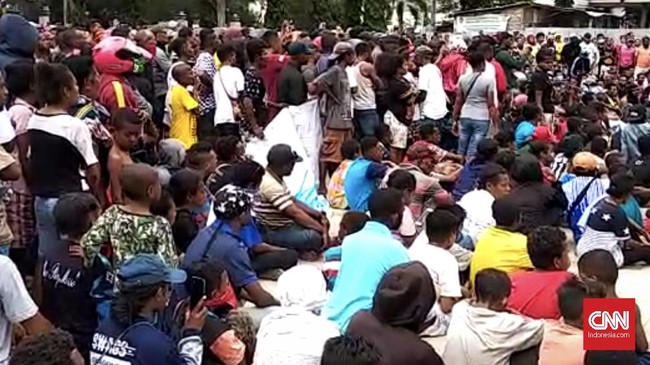 Setelah sempat mencekam selama dua hari, situasi di Sorong dilaporkan mulai normal. Warga bersama-sama mulai membersihkan sisa blokade di jalanan.
