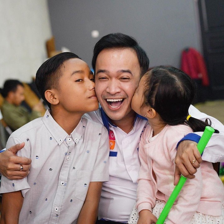 Ruben terlihat sangat dekat dan sayang dengan Betrand. (Foto: Instagram @ruben_onsu)