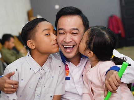 9 Potret Kedekatan Ruben Onsu dan Anak Angkatnya, Betrand Peto