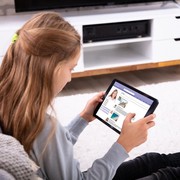 Yakin Sunscreen Kamu Efektif Tangkal Blue Light? Ini Kandungan yang Perlu Dicari