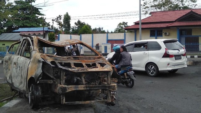 Ada banyak penyebab munculnya api di mobil, bisa dari kelalaian manusia, faktor eksternal, atau malfungsi komponen.