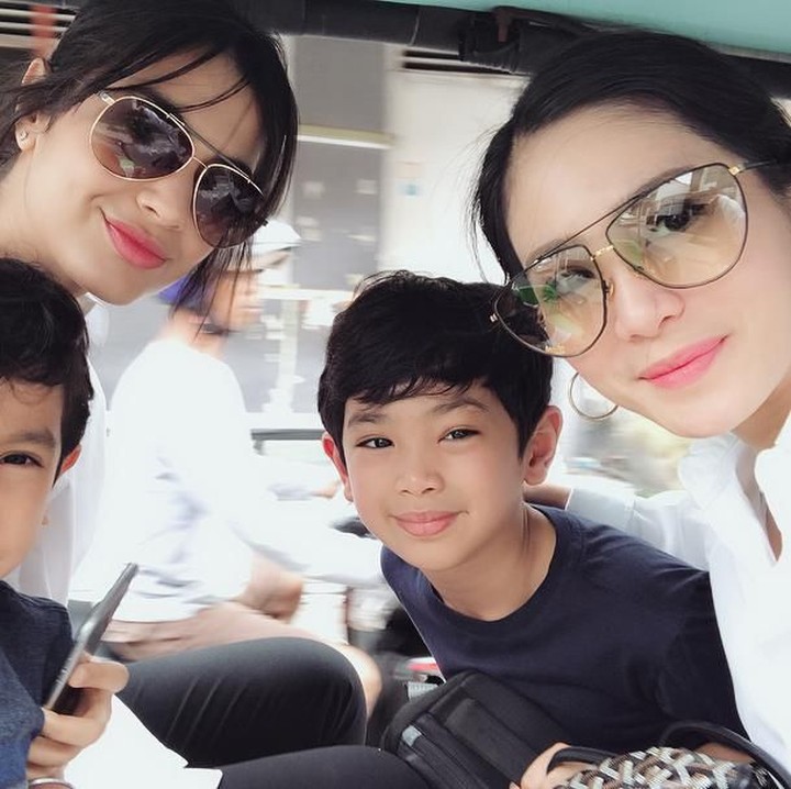 <p>Kareena tidak hanya akrab dengan Bunga, tapi juga dengan kedua adik sambungnya, Karan dan Harrneel. (Foto: Instagram)</p>