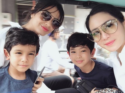 7 Potret Kedekatan Bunga Zainal dan Anak Sambungnya