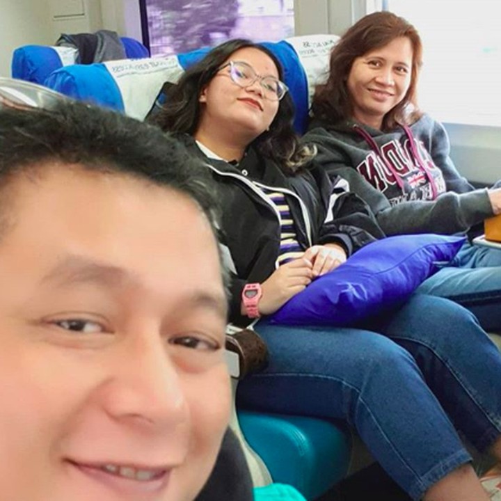 Dalam perjalanan pun, ayah, ibu, dan anaknya ini enggak lupa wefie, he-he-he. (Foto: Instagram/ @ismuch66)