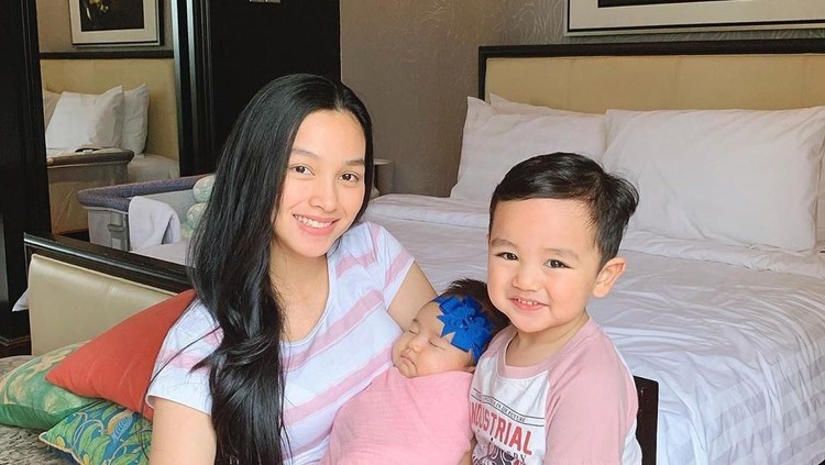 Aktris Tya Arifin membagikan cara jitunya agar nyaman saat membawa dua anak naik pesawat.