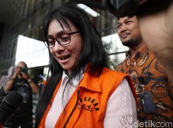 Tas Balenciaga Eks Bupati Sri Wahyumi Dilelang KPK Nih, Siapa Mau?