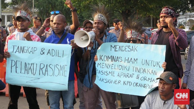 Aliansi Masyarakat Timur mendesak Presiden Jokowi memecat dengan tidak hormat aparat yang diduga bertindak rasialis terhadap mahasiswa Papua di Surabaya.