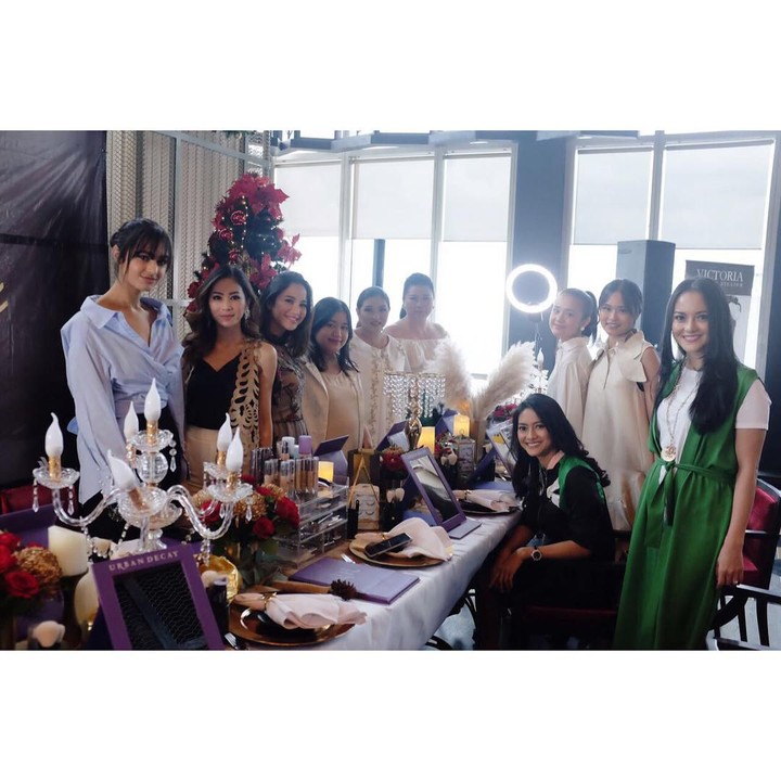 Terlihat dari potret ini, Kareena sangat tinggi ya, Bun. Tingginya sudah melebihi sang bunda. (Foto: Instagram @bungazainal05)