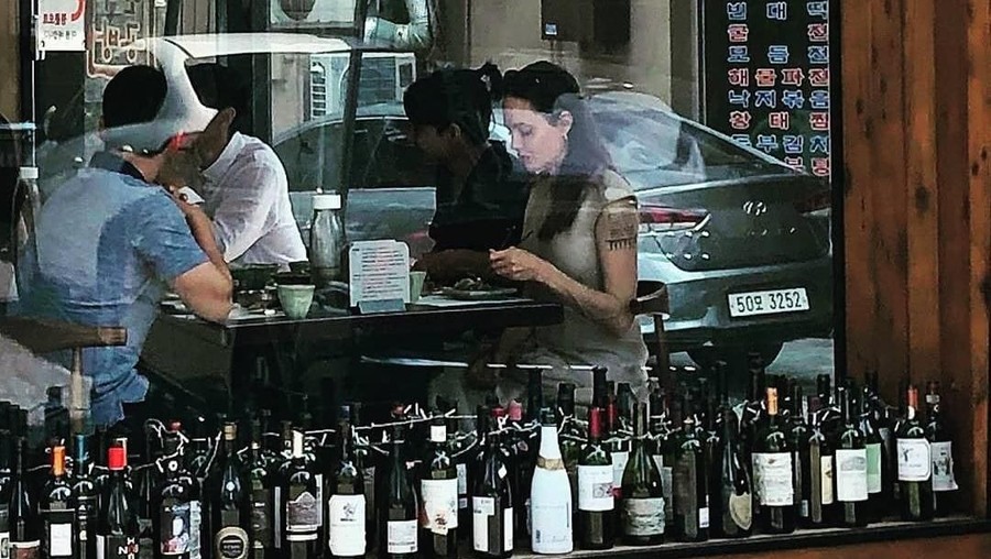 Angelina Jolie terlihat berada di Korea Selatan untuk mengantar sang putra berkuliah di sana.