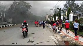 Wali Kota Sorong Dilempari Batu, Massa Disekat Polisi