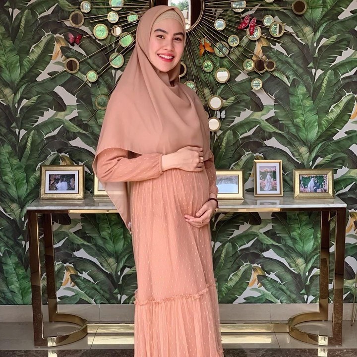 <p>Sementara itu Kartika Putri memilih <em>lace</em> <em>dress</em> dengan warna pastel. Ia memadukannya dengan hijab berwarna senada. (Foto: Instagram @kartikaputriworld)</p>