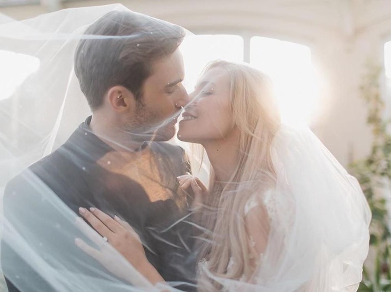 Youtuber terkenal asal Swedia, Felix Arvid Ulf Kjellberg atau yang lebih dikenal dengan nama PewDiePie, resmi menikahi kekasihnya, Marzia Bisognin.