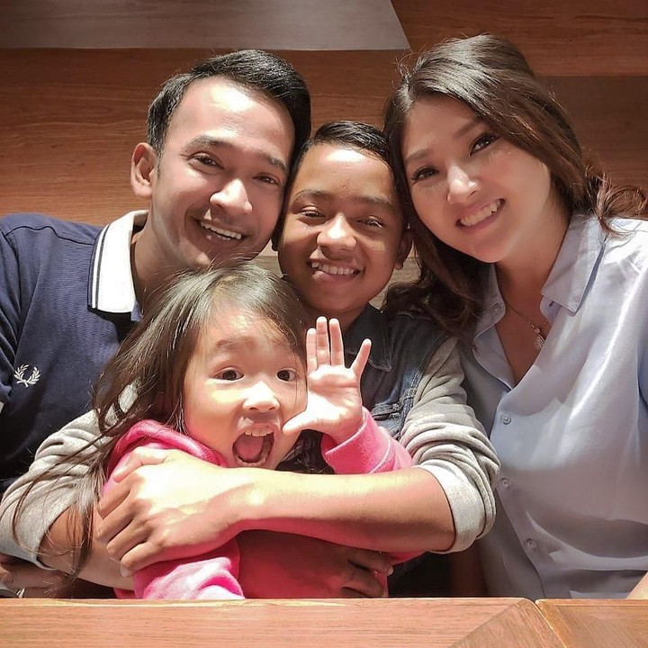 Meski mengadopsi, Ruben dan Sarwendah memperlakukan Betrand layaknya anak kandung sendiri. (Foto: Instagram @ruben_onsu)