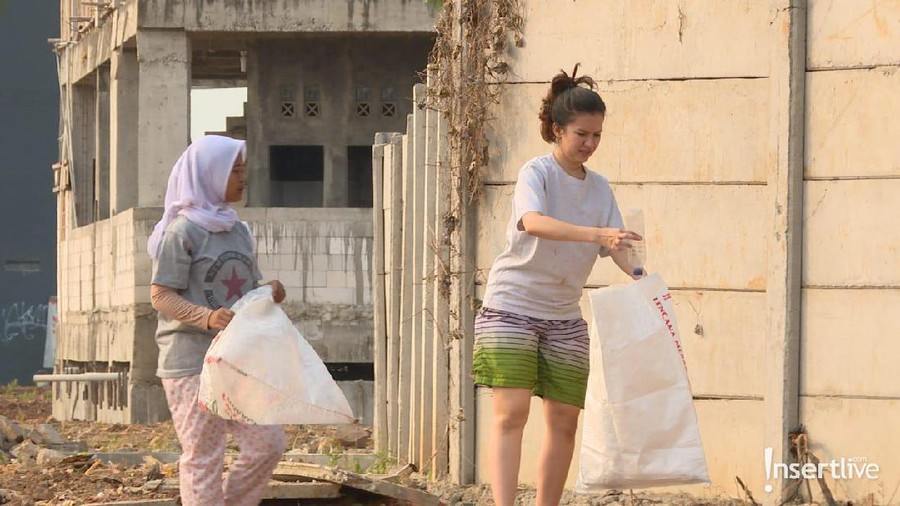 Nasib Manusia Berputar, Michelle Joan Jadi Pemulung Botol Bekas Michelle Joan terlihat menjajakan bapau di SPBU dan memungut botol plastik bekas.