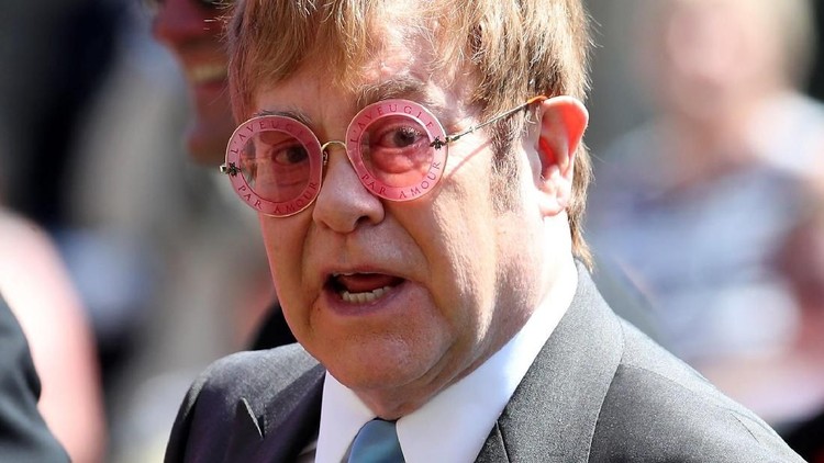 Elton John, Meghan Markle dan Pangeran Harry LONDON, ENGLAND - JULY 14: Prince Harry, Duke of Sussex and Meghan, Duchess of Sussex chat with British singer-songwriter Elton John at the European Premiere of Disney's