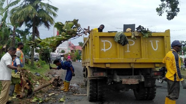Pembersihan sisa kerusuhan di Manokwari san Sorong dilakukan aparat kepolisian, TNI, dan pemerintah daerah setempat.