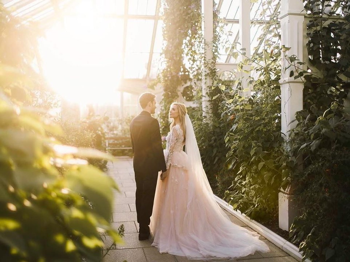 Youtuber terkenal asal Swedia&comma; Felix Arvid Ulf Kjellberg atau yang lebih dikenal dengan nama PewDiePie&comma; resmi menikahi kekasihnya&comma; Marzia Bisognin&period;