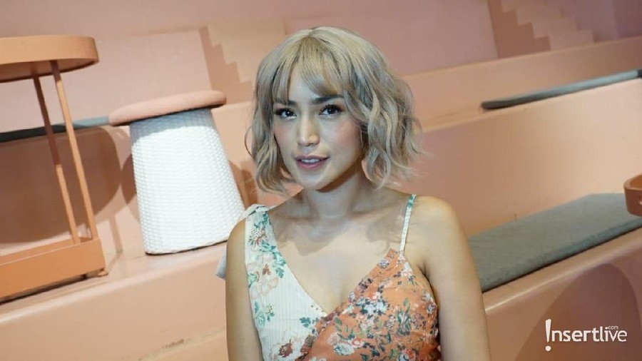 Jessica Iskandar dikritik netizen karena tak menghargai Ariel Tatum saat wawancara.
