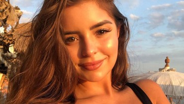 Model Cantik Demi Rose Kangen Liburan Pakai Baju Seksi