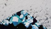 FOTO: Miliaran Ton Es di Greeland Meleleh Mencairnya es di Greenland membuktikan bumi telah terpapar polusi yang parah.