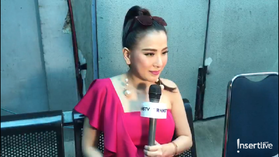Kriss Hatta Tak Kunjung Bebas, Angela Tee Terus Beri Dukungan Angela Tee berharap agar Kriss Hatta segera dibebaskan dari penjara. Ia pun terus memberikan dukungan kepada sahabatnya itu.
