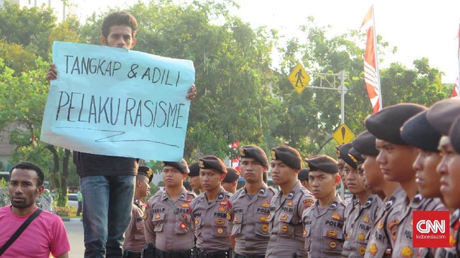 Aliansi Masyarakat Timur menyebut seruan Jokowi agar orang Papua bersikap memaafkan tidaklah cukup. Jokowi harus memberi jaminan aksi rasial itu tak terulang.