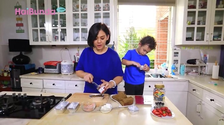 Yuk Bunda, coba praktikkan resep bolu lapis bersama sang buah hati di akhir pekan.