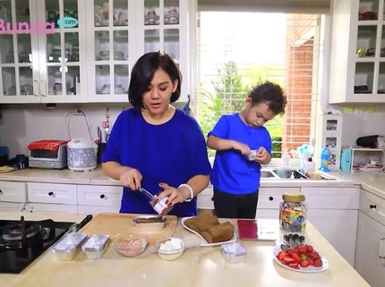 Resep Bolu Lapis ala Sissy Prescillia untuk Latih Kreativitas Anak