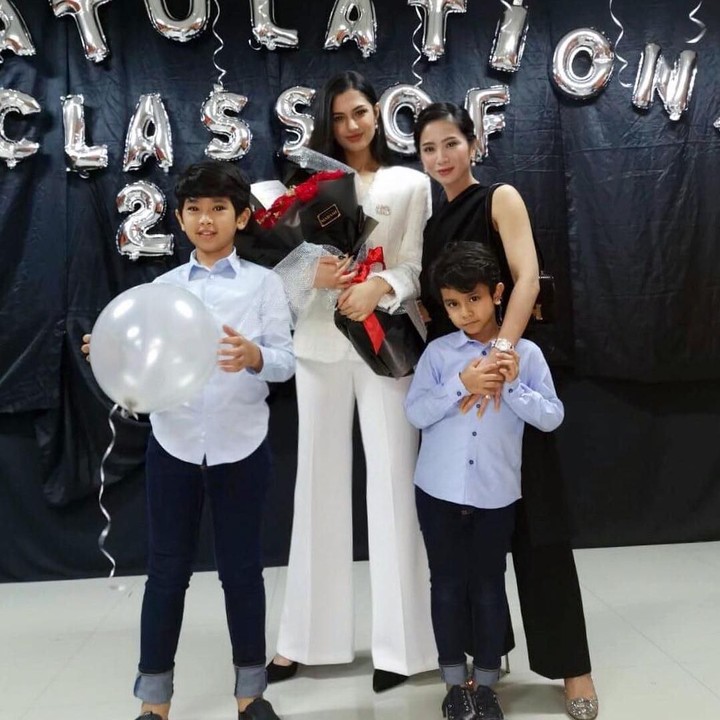 <p>Hubungan Bunga Zainal dengan Kareena sudah seperti anak rasa teman atau best friend forever ya, Bunda. (Foto: instagram)</p>