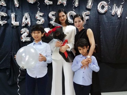 7 Potret Hangat Bunga Zainal dan Anak Sambungnya, Kareena Kaur