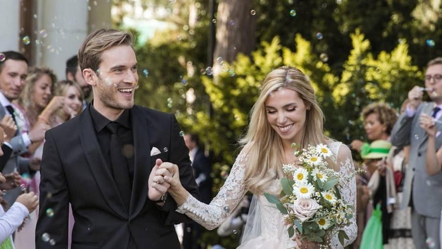 Youtuber terkenal asal Swedia, PewDiePie, akhirnya menikahi Marzia Bisognin, kekasih yang telah 8 tahun dipacarinya.