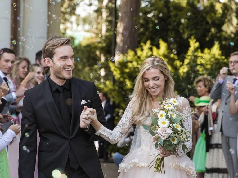 Youtuber terkenal asal Swedia, Felix Arvid Ulf Kjellberg atau yang lebih dikenal dengan nama PewDiePie, resmi menikahi kekasihnya, Marzia Bisognin.
