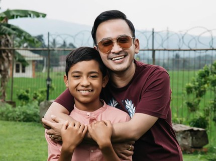 Momen Ruben Onsu Antar Betrand Peto di Hari Pertama Sekolah