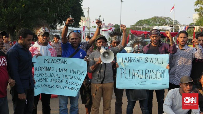Peneliti Lembaga Ilmu Pengetahuan Indonesia (LIPI) Adriana Elisabeth berpendapat referendum bukanlah solusi tepat untuk mengatasi persoalan di Papua.