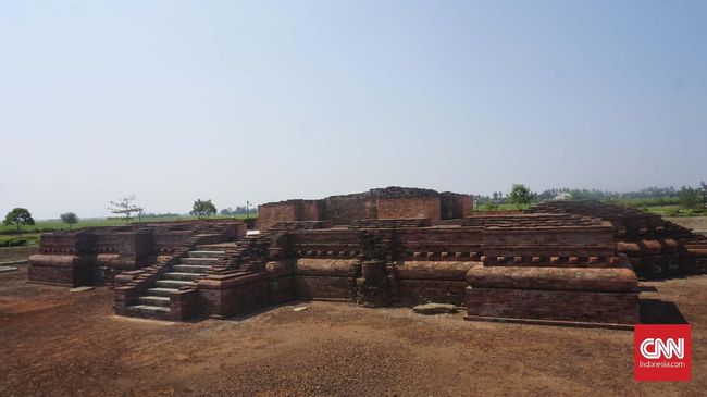 Di Karawang, Jawa Barat, terdapat wisata bernama Candi Batujaya, yang bentuknya tidak kalah bagus dengan candi-candi indah di Jawa Tengah. 