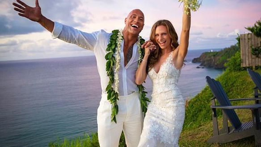 Gaun pernikahan Lauren Hashian dengan Dwayne The Rock dibanderol dengan harga Rp178 juta.