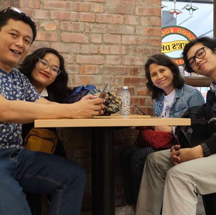 Saat pergi bareng, keluarga Iszur tak pernah melewatkan kesempatan untuk mengabadikan momen kebersamaannya. (Foto: Instagram/ @ismuch66)