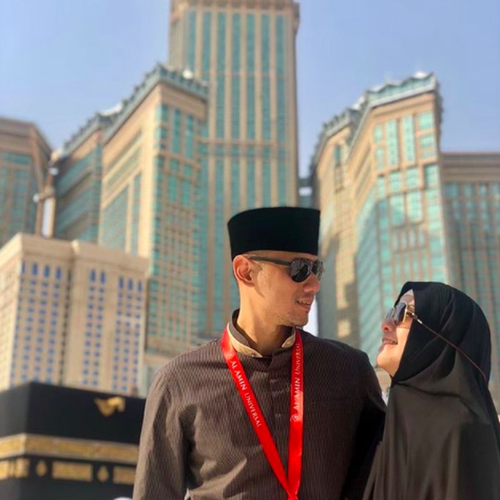 <p>Pada 2018 lalu, Annisa dan Agus bertolak ke Tanah Suci untuk menunaikan ibadah haji. Tetap romantis kan? (Foto: Instagram @annisayudhoyono)</p>