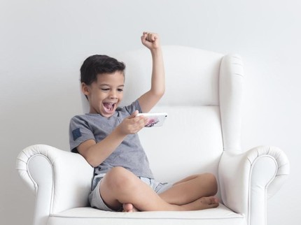 4 Ciri Anak Kecanduan Gadget, Lupa Makan Bahkan Benturkan Kepala ke Tembok
