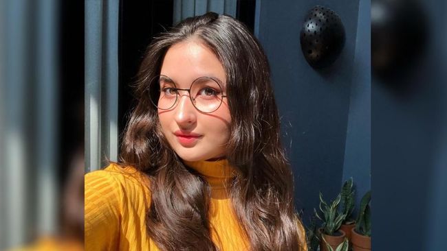 Putri penyanyi Titi DJ, Stephanie Poetri melakukan lompatan yang besar ketika ia menandatangani kontrak dengan 88 Rising.