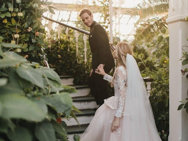 Youtuber terkenal asal Swedia, Felix Arvid Ulf Kjellberg atau yang lebih dikenal dengan nama PewDiePie, resmi menikahi kekasihnya, Marzia Bisognin.