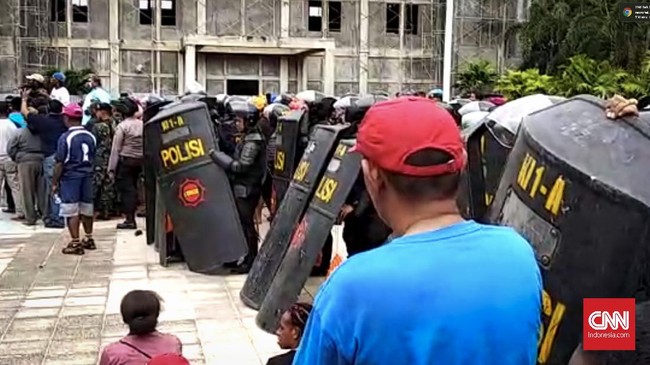 Penutupan dan blokade jalan yang masih terjadi di Sorong imbas aksi massa yang geram atas insiden yang menimpa mahasiswa Papua di Surabaya.