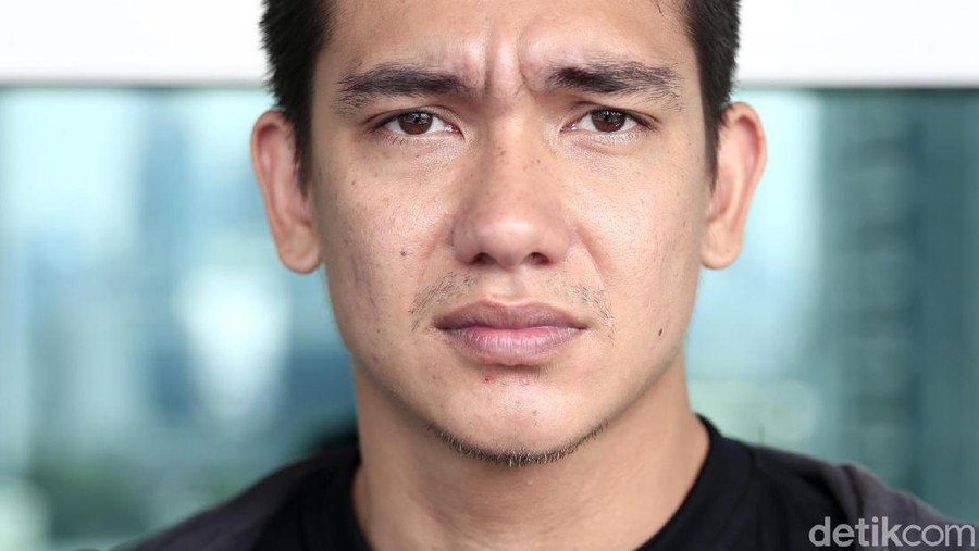 Sempat tertangkap kamera mesra dengan Valeria Stahl, tapi nyatanya Adipati kini pacaran dengan artis muda bernama Canti Trachil.