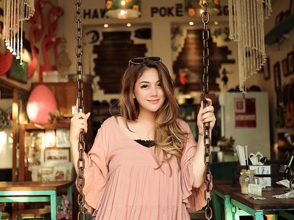 Makin Glowing, 7 Gaya Artis Indonesia dengan Dress Hamil