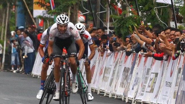 Joren Meijers dari Taiyuan Moigee Cycling Team jadi pebalap tercepat di etape kedua Tour d'Indonesia 2019 yang berlangsung dari Madiun ke Batu.