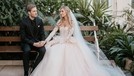 Youtuber terkenal asal Swedia&comma; Felix Arvid Ulf Kjellberg atau yang lebih dikenal dengan nama PewDiePie&comma; resmi menikahi kekasihnya&comma; Marzia Bisognin&period;
